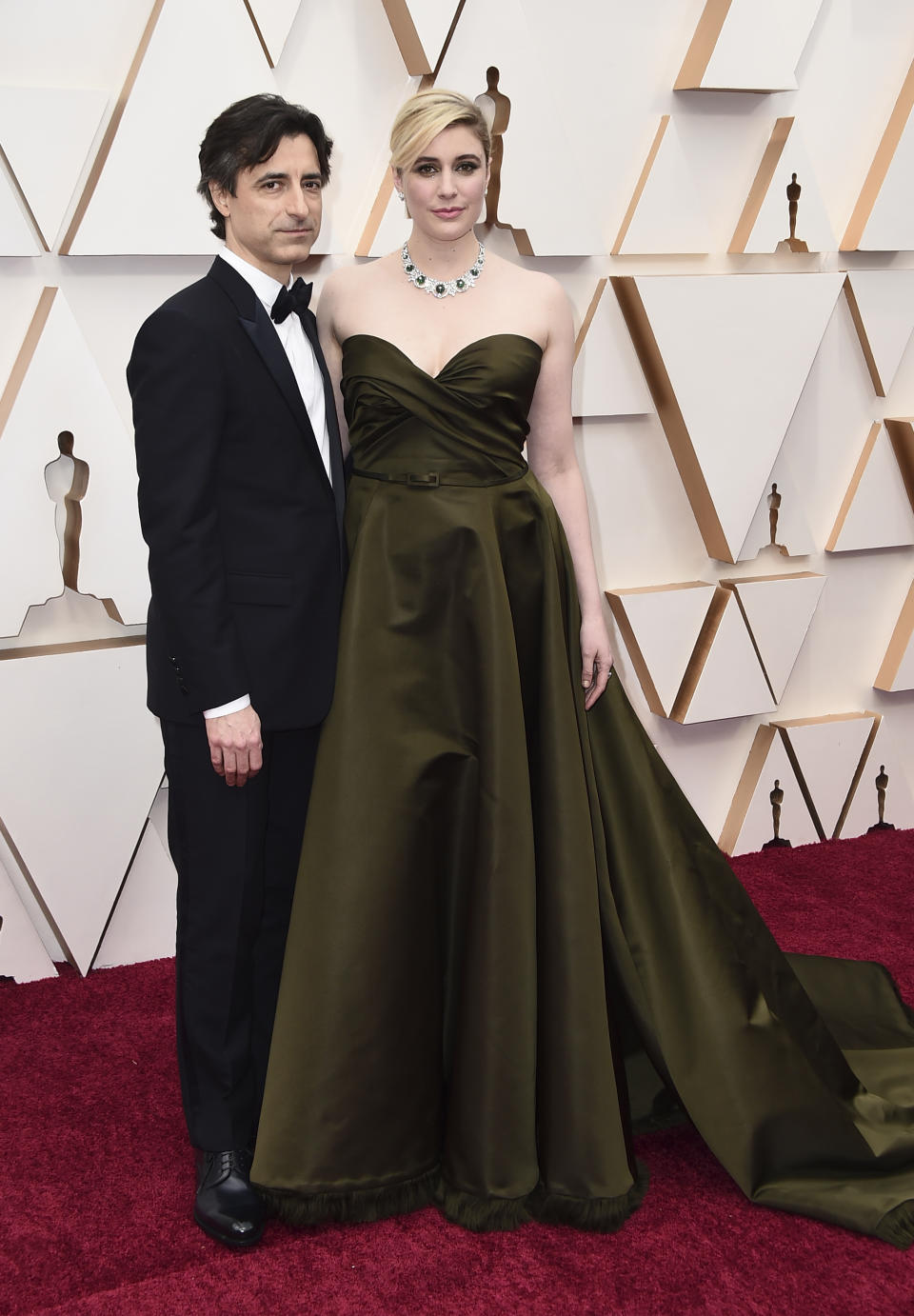 La pareja de directores formada por Greta Gerwig y Noah Baumbach, cuyas dos cintas optaban a mejor película (‘Mujercitas’ e ‘Historia de un matrimonio’), posaron juntos en la alfombra roja. (Foto: Jordan Strauss / Invision / AP).