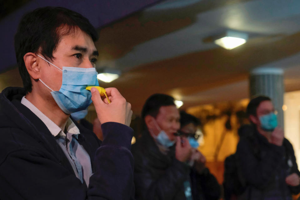 Menschen in Honkong blasen auf Pfeifen um des "Whistleblowers" Li Wenliang zu gedenken (Bild: Reuters/Tyrone Siu)