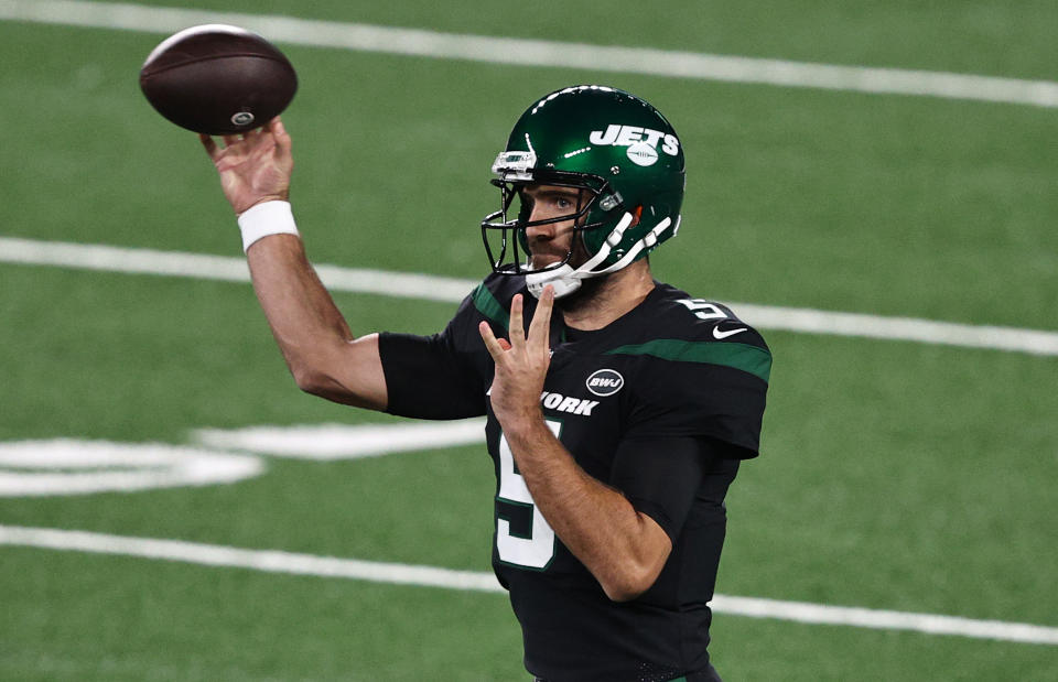 EAST RUTHERFORD, NEW JERSEY - OCTOBER 01: Joe Flacco #5 of the New York Jets throws against the Denver Broncos during the first quarter at MetLife Stadium on October 01, 2020 in East Rutherford, New Jersey. (Photo by Elsa/Getty Images)