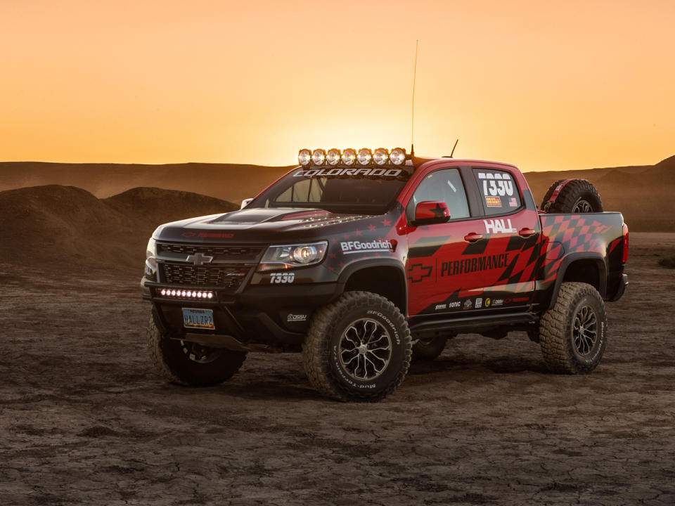 Schon mal vom Colorado ZR gehört? Wenn nicht, dann wird es Zeit. Anlässlich des Offroad-Rennens "General Tire Vegas to Reno" stattete Chevrolet den Pick-up mit Rennsitzen, einem Funkgerät und einem Überrollkäfig aus. Ein 3,6-Liter-V6-Motor mit 312 PS, ein Achtgang-Automatikgetriebe und ein Multimatic DSSV Rennfahrwerk sorgen für Power. (Bild-Copyright: General Motors)