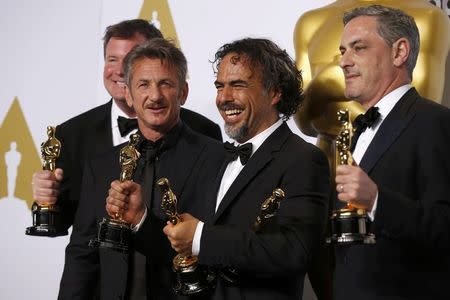 "Birdman" producer James W. Skotchdopole (L-R), Best Picture presenter Sean Penn, Director Alejandro Inarritu and producer John Lesher pose with the Oscars for Best Director, Best Original Screenplay and Best Picture at the 87th Academy Awards in Hollywood, California February 22, 2015. REUTERS/Lucy Nicholson