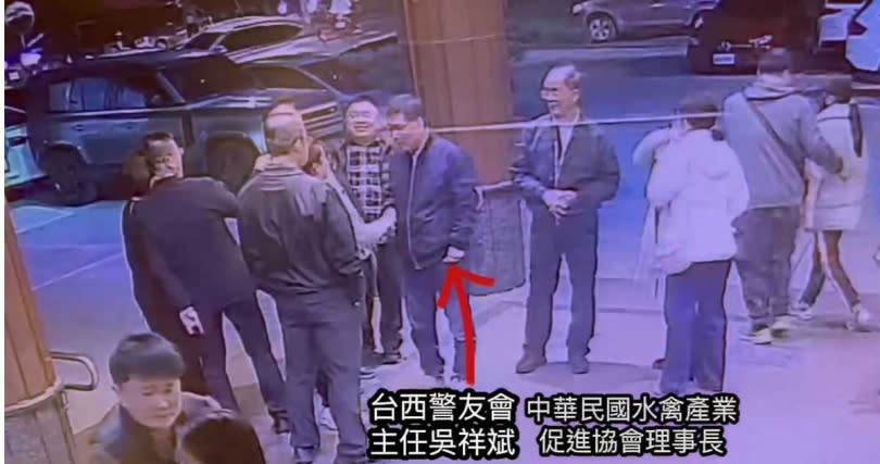 在監視器畫面中，吳祥斌假借握手卻趁機摳恩恩掌心，讓女方備感不適。（圖／讀者提供）