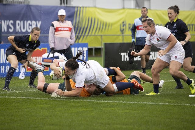 Amy Cokayne dives over to score a try 