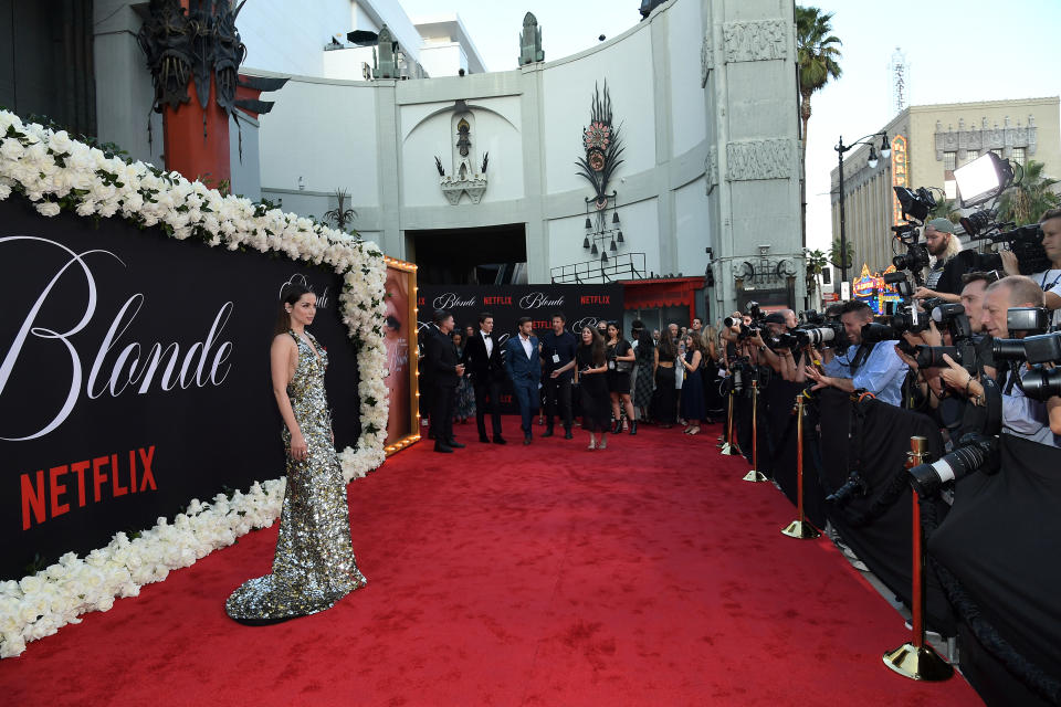 <p>La estilista Samantha McMillen fue la encargada de idear este look. "Me pongo muy nerviosa en la alfombra roja, como si nunca antes lo hubiera hecho. Pero adoro a mi equipo, mis peluqueros, mis maquilladores y mi estilista", declaró Ana a Harper's Bazaar. (Foto: Charley Gallay / Getty Images)</p> 