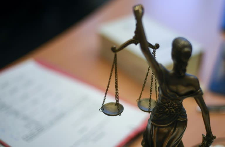 Vor dem Landgericht im niedersächsischen Verden hat ein Sicherungsverfahren gegen eine 33-Jährige wegen der Tötung ihrer fünfjährigen Tochter begonnen. Sie muss sich wegen Totschlags verantworten. (INA FASSBENDER)