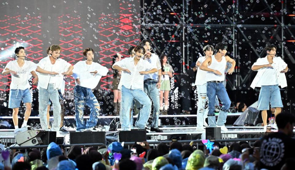 南韓男團THE BOYZ在世界童軍大會閉幕演唱會上表演了《Venom》和《Face to Face》兩首歌。美聯社