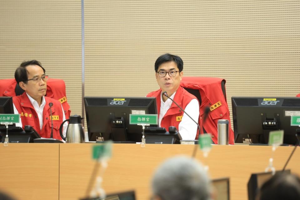 陳其邁(右)主持災害應變中心第四次工作會議。   圖：高雄市政府提供