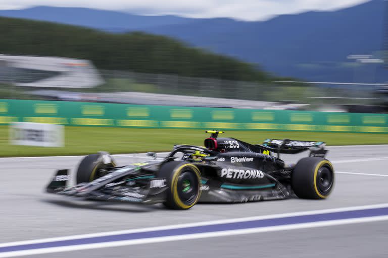 Lewis Hamilton sufrió un auto poco competitivo y, además, sufrió una penalización de diez segundos que lo retrasó del séptimo al octavo puesto del clasificador