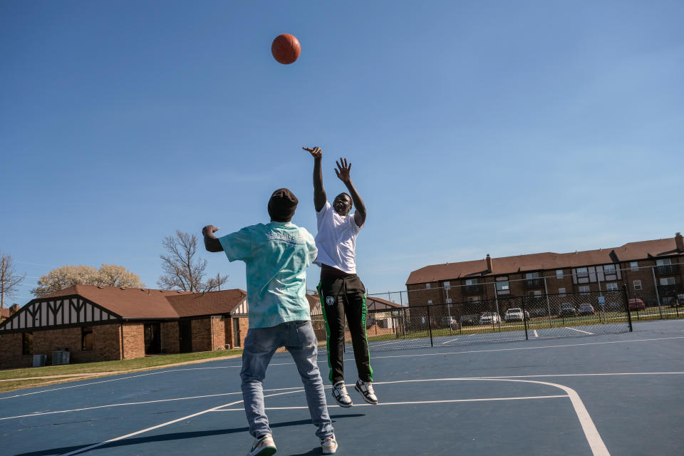 Machar Malith Geu, izquierda, y Madit Bior, refugiados de Sudán del Sur, juegan al baloncesto en Wichita, Kansas, el 19 de marzo de 2024. (Arin Yoon/The New York Times)
