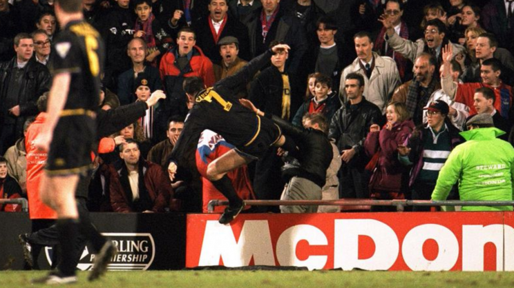 1995: Eric Cantona attackiert einen Fan von Crystal Palace mit Kung-Fu-Tritt (Bild: AP)