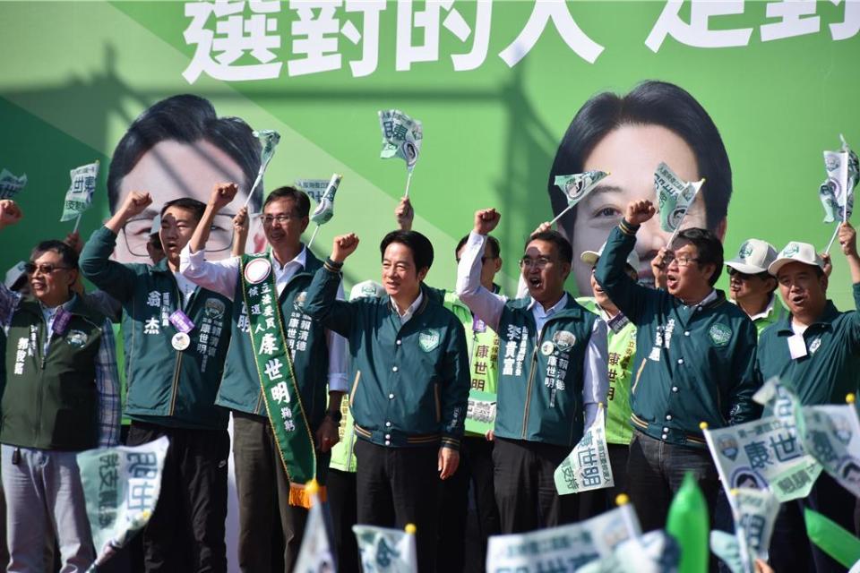 苗栗縣一選區立委參選人康世明也同在9日上午，舉辦竹南競選總部成立大會，總統參選人賴清德帶頭高喊「凍選」。（謝明俊攝）