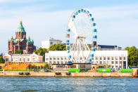 <p>In Finlandia manca il sole? Ci sono tanti altri modi per divertirsi, come i tanti luna park in centro a Helsinki. Poi ci sono dei parchi attrezzati con palette e secchielli, forniti dai comuni: nessuno porta via niente e c’è un grande rispetto delle infrastrutture. Inoltre lo sport è incoraggiato dalle istituzioni. (Getty) </p>