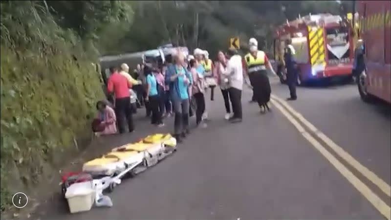 宜蘭縣太平山國家風景區發生遊覽車翻覆事故。（圖／翻攝畫面）
