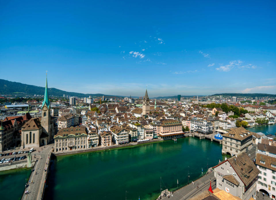 <p><strong>4/Zurich.</strong> Le coût de la vie n’est pas donné non plus dans la ville suisse qui se classe depuis des années dans le top 10 des villes les plus chères du monde. Là-bas, tout est plus coûteux, même le prix du coiffeur. Pour une simple coupe femme standard, comptez en effet débourser près de 80 euros. Photo : Getty </p>