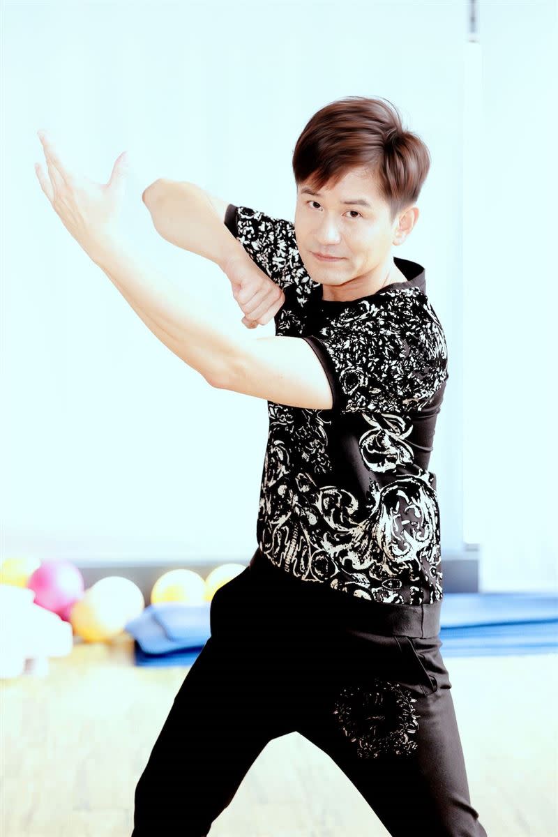 吳俊宏突破心魔大秀舞技，練舞時總共跳了160蹲。（圖／豪記唱片提供）