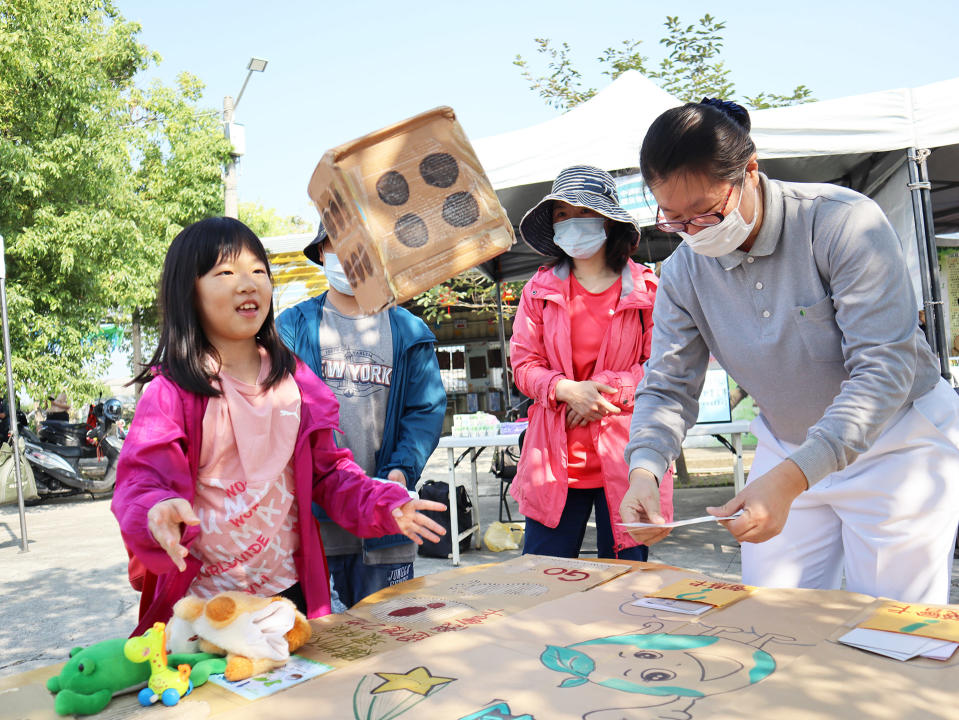 慈濟環保市集，有充滿古早味童趣的「彈珠檯」、「趣味創意大富翁」等遊戲，讓參與的大小朋友都開心。