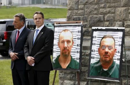 Vermont Governor Peter Shumlin (L) and New York Governor Andrew Cuomo take part in a news conference at the Clinton Correctional Facility in Dannemora, New York June 10, 2015. REUTERS/Chris Wattie -