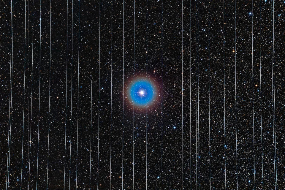 Una imagen de larga exposici&#xf3;n muestra la estrella doble Albireo obstruida visualmente por los sat&#xe9;lites Starlink que se mueven por el cielo. (Rafael Schmall/NOIRLab/Fundaci&#xf3;n Nacional de la Ciencia v&#xed;a The New York Times)
