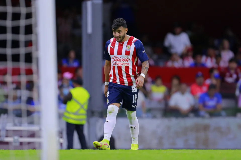 Alexis Vega sale del campo tras ser expulsado. (Mauricio Salas/Jam Media/Getty Images)