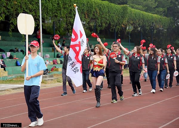 南投縣勞工運動會，科技業者請來女超人掌旗進入會場增添熱鬧。(記者蔡榮宗攝)