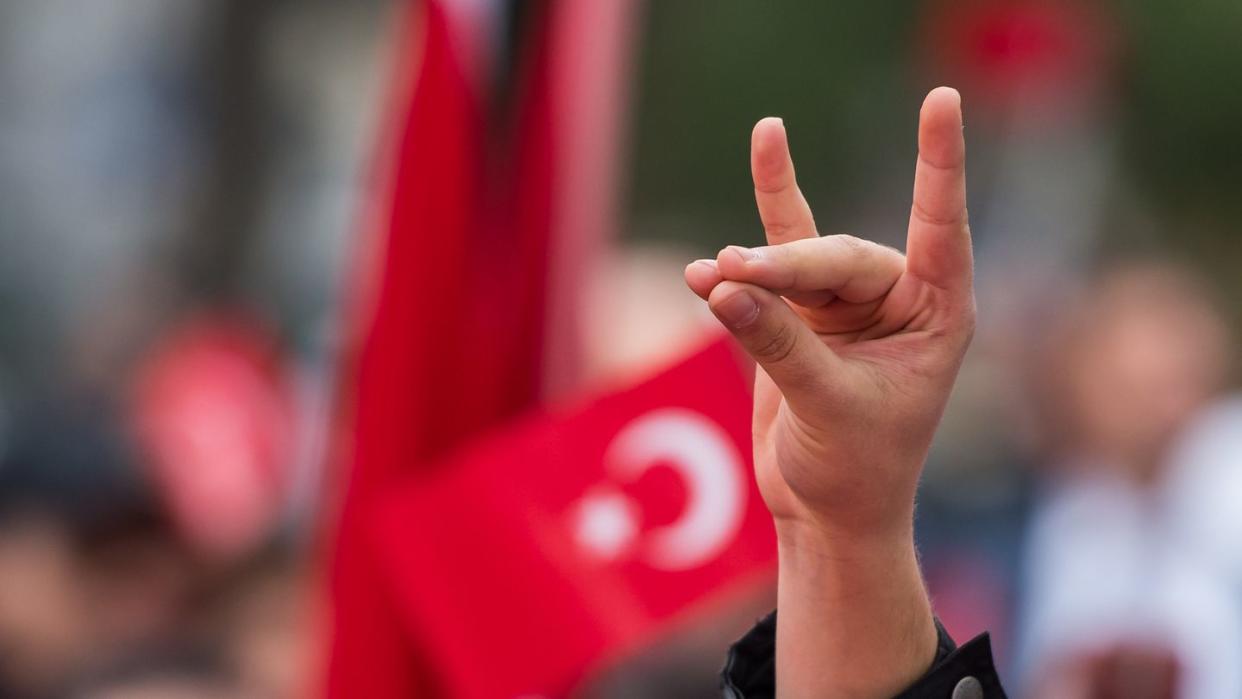 Eine Hand zeigt den «Wolfsgruß» der Grauen Wölfe bei einer Demonstration in München.