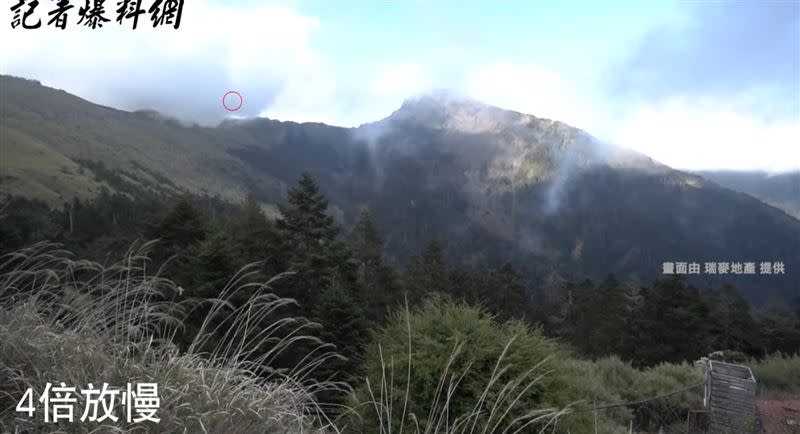 「不明飛行物」從山頭及雲層中竄出，又從上俯衝而下。（圖／翻攝自記者爆料網臉書）