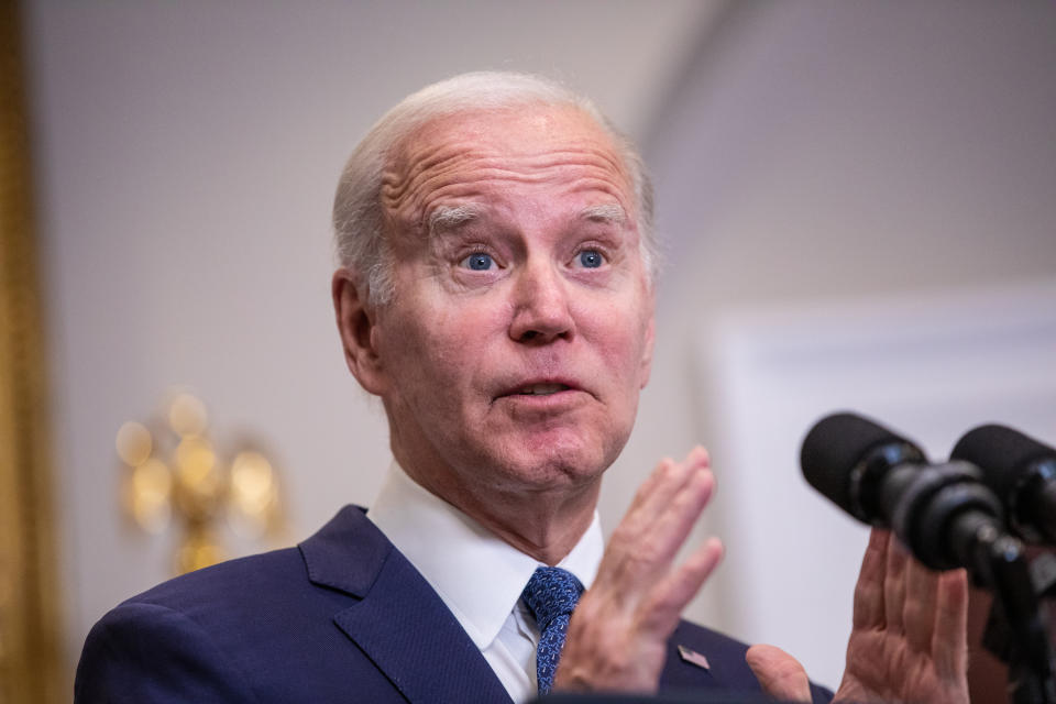 WASHINGTON, DC - 28 DE MAIO: O presidente dos EUA, Joe Biden, faz comentários sobre um acordo feito ontem com o presidente da Câmara, Kevin McCarthy, para aumentar o limite da dívida nacional na Sala Roosevelt da Casa Branca em 28 de maio de 2023 em Washington, DC.  O acordo, que eleva o limite da dívida por dois anos e restringe os gastos do governo no mesmo período, evita que os Estados Unidos deixem de pagar sua dívida pela primeira vez em sua história.  (Foto de Anna Rose Leiden/Getty Images)