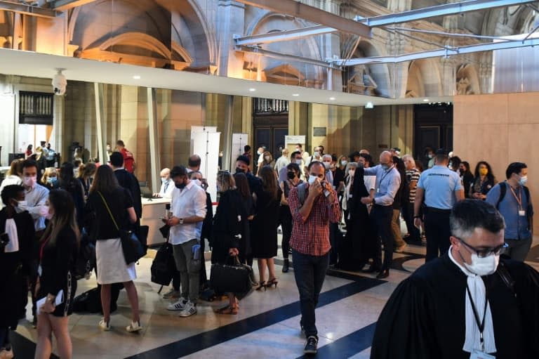 Des personnes arrivent au vieux palais de justice de Paris le 8 septembre 2021 pour assister au procès des attentats du 13 novembre 2015 - Alain JOCARD © 2019 AFP