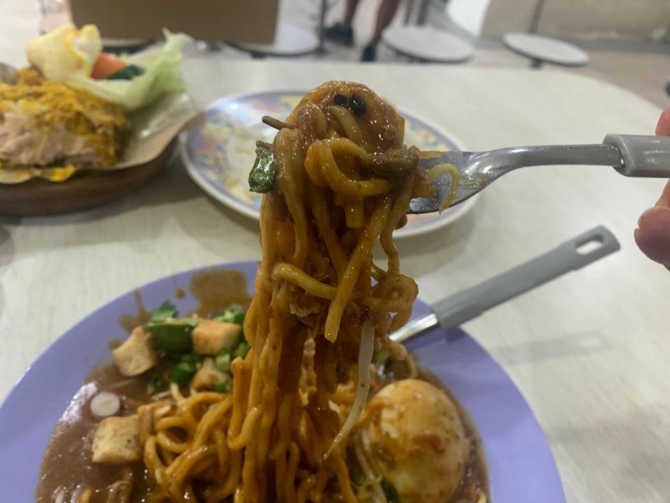 Aunty Sham Ayam Penyet - Mee Rebus pull