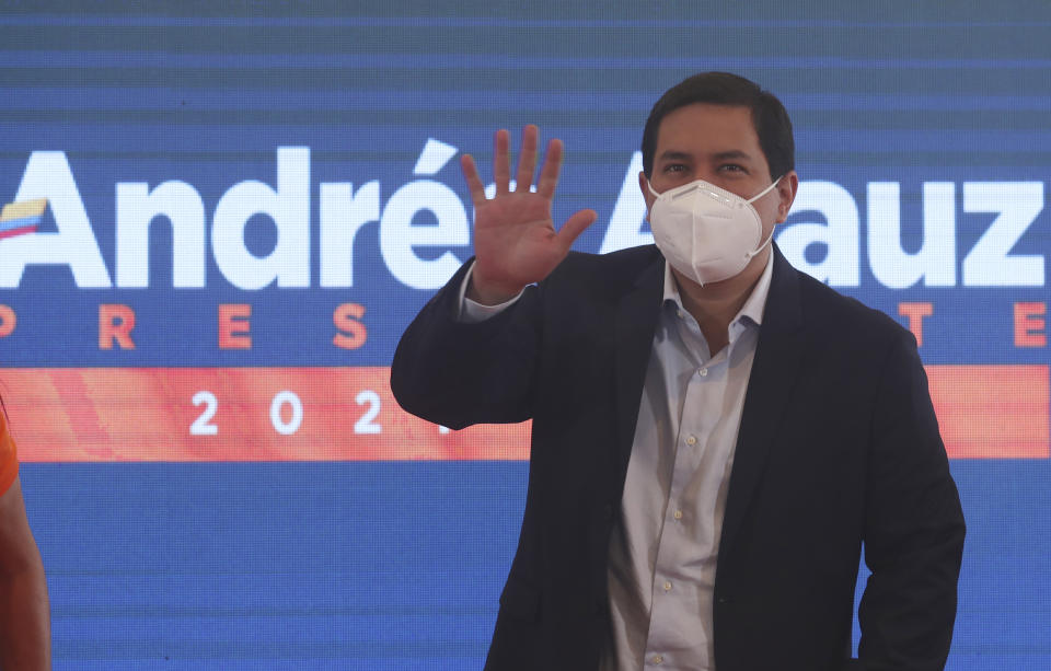 Andrés Arauz, candidato presidencial de la Alianza Unidos por la Esperanza, saluda a su llegada a una conferencia de prensa en Quito, Ecuador, el martes 2 de febrero de 2021. (AP Foto/Dolores Ochoa)