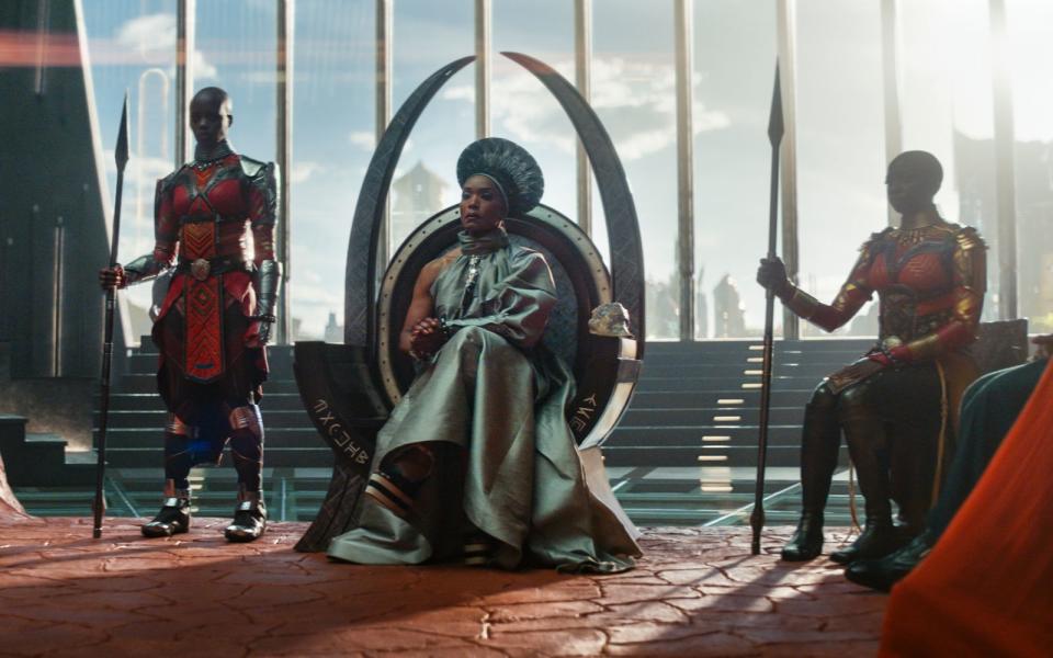 Nach dem Tod von "Black Panther"-Hauptdarsteller Chadwick Boseman musste vieles umgeschrieben werden. Nun herrscht Angela Bassett als Ramonda über den fiktiven afrikanischen Staat Wakanda. (Bild: Disney / 2022 Marvel)