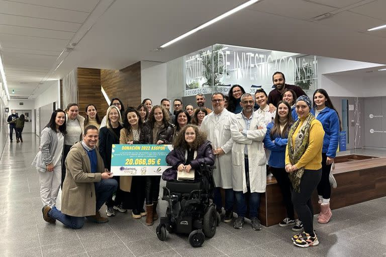 Celia y Cayetana, con sus padres y los médicos