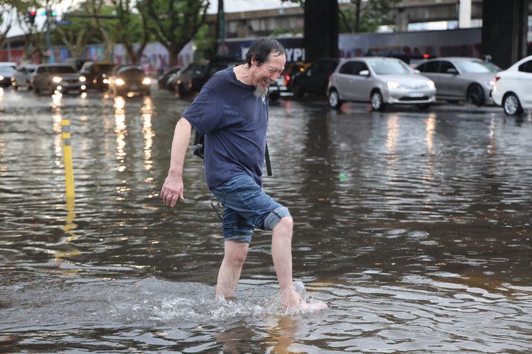 Diluvio en Buenos Aires, calle inundadas en avenida Libertador y Carlos Pellegrini