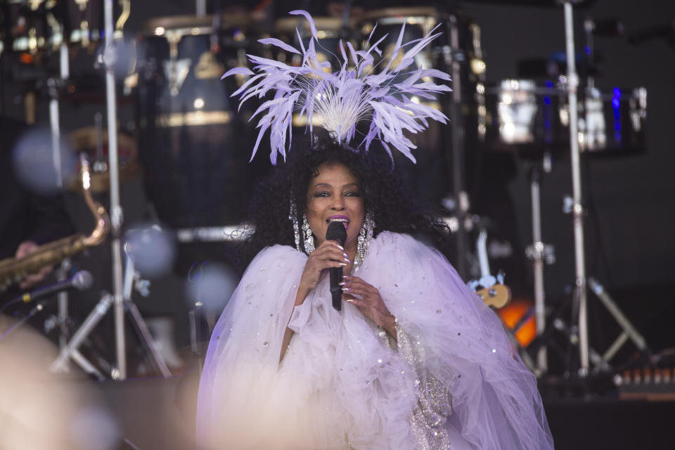 Diana Ross se presenta en el Festival de Glastonbury en Worthy Farm, Somerset, Inglaterra, el domingo 26 de junio de 2022. (Foto de Joel C Ryan/Invision/AP)