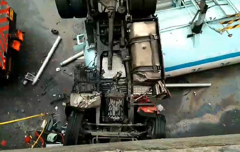 快新聞／命大！台61線液態氮槽車翻落數公尺地面　34歲駕駛僅受輕傷