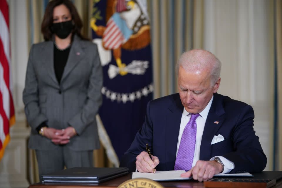 Die US-Vizepräsidentin Kamala Harris sieht zu, wie Biden Executive Orders unterzeichnet. (Bild: Getty)