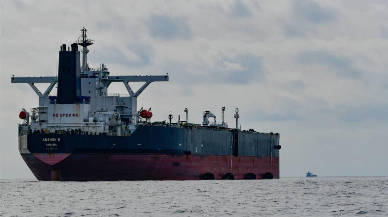 The vessel ANSHUN II with "Yokohama" fenders prepared and pipelines connected to receive another tanker and transfer Russian crude oil. Stock photo: Getty Images