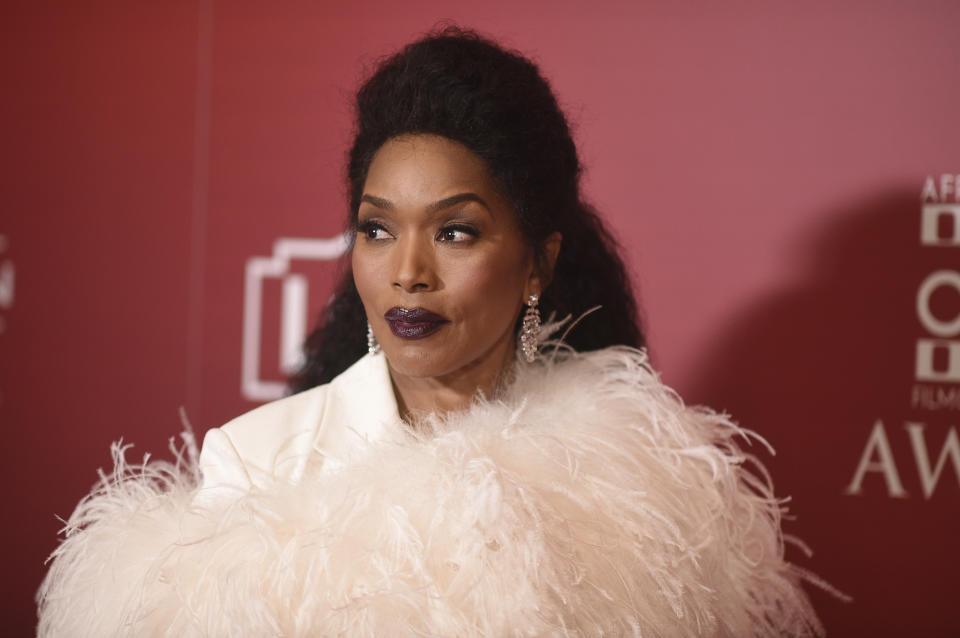 Angela Bassett llega a los premios de la Asociación de Críticos de Cine Afroestadounidenses el 1 de marzo de 2023, en el Hotel The Beverly Wilshire en Beverly Hills, California. (Foto Richard Shotwell/Invision/AP)