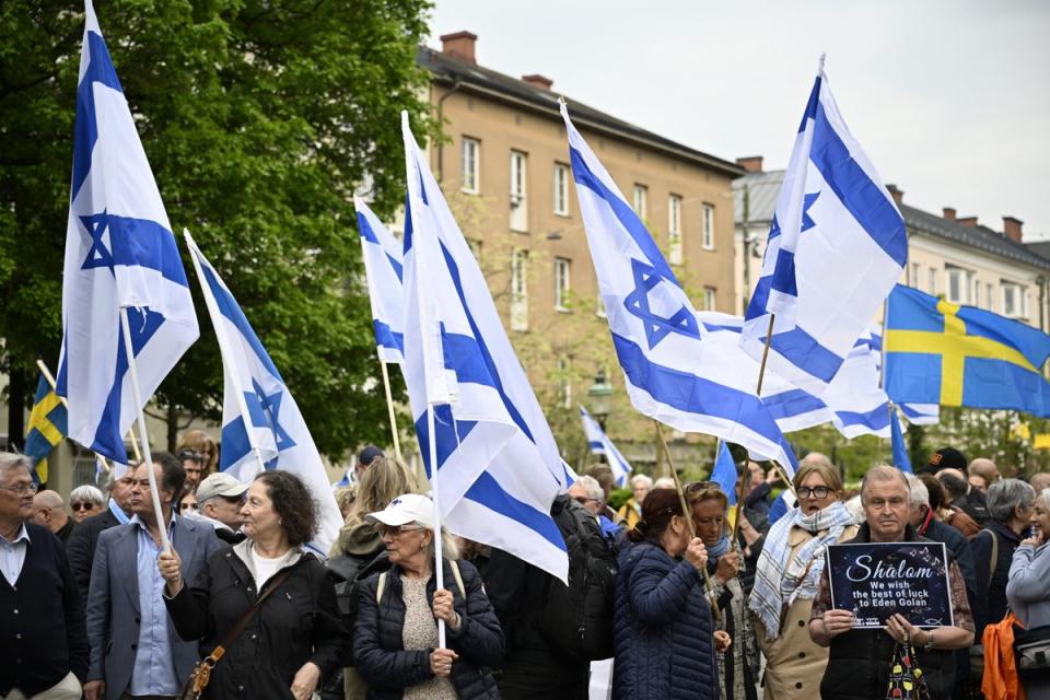 People carry Israeli and Swedish flags during a pro-Israel demonstration to pay tribute to Israel's Eurovision participant Eden Golan (TT)