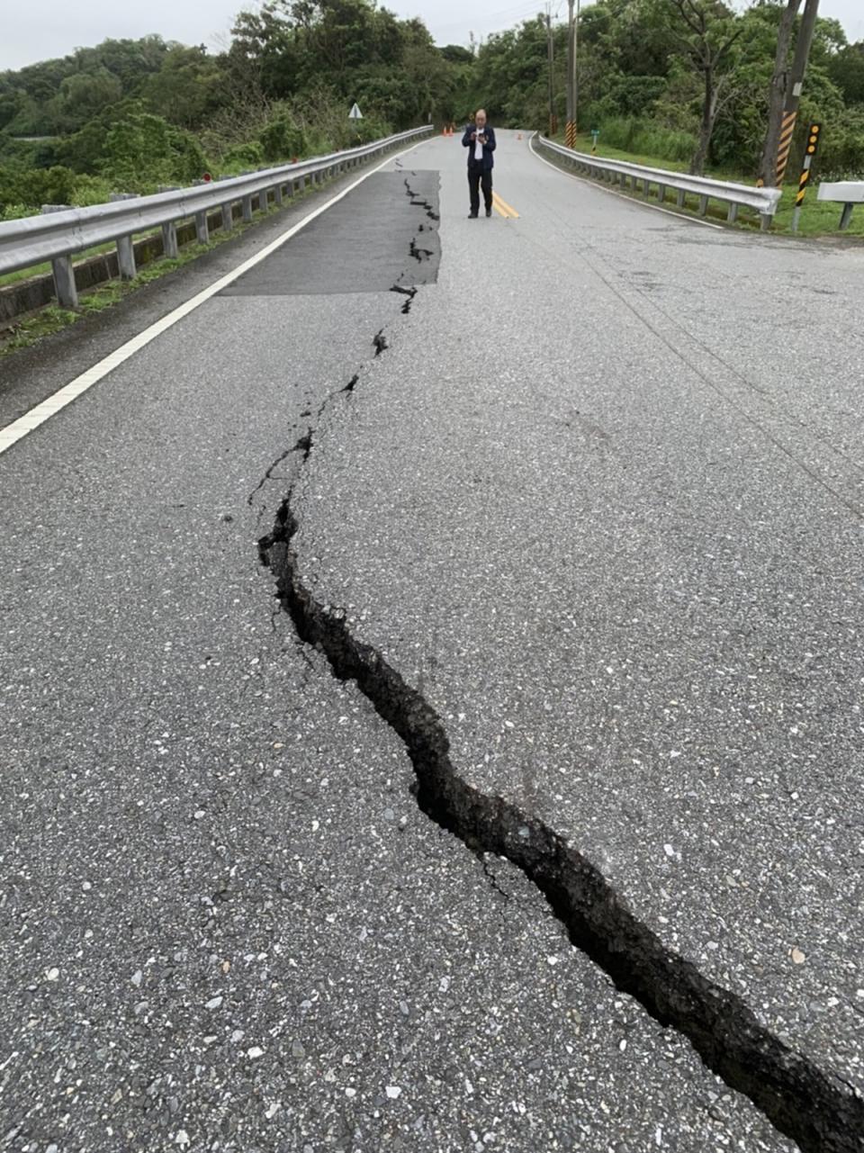 花蓮近海23日凌晨發生規模6.6地震，台東震度6弱，台30線玉長公路東段32.5公里處出現路面龜裂情形，公路局勘查後預警性封閉全線道路禁止通行。
（楊森榮提供）