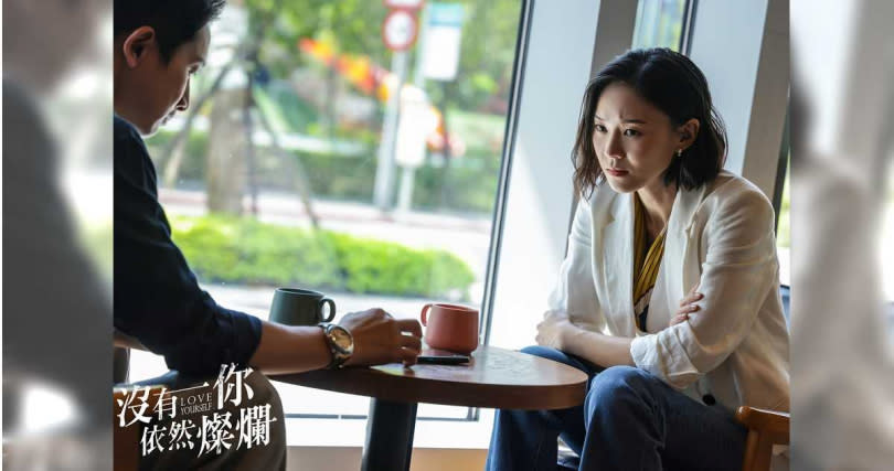 鍾瑶（右）在《沒有你依然燦爛》跟受訪而認識的雜誌記者邱凱偉（左）越來越有話聊。（圖／時創影業）