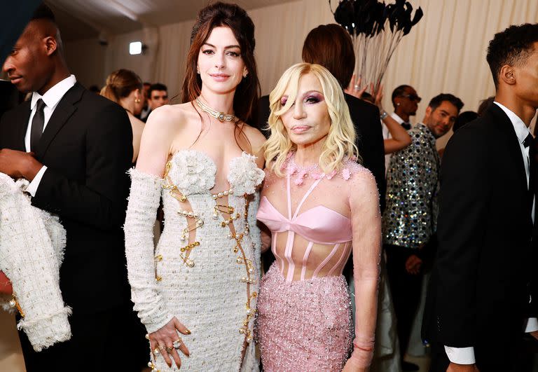 "Quería una perfecta mezcla de Versace y Lagerfeld", declaró Anne Hathaway, quien llegó a la gala con Donatella