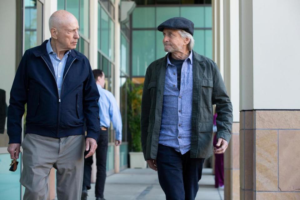 麥克道格拉斯（右）與亞倫阿金在《好萊塢教父》扮演相看兩厭，又不能沒有對方的演藝圈老友。（Netflix提供）