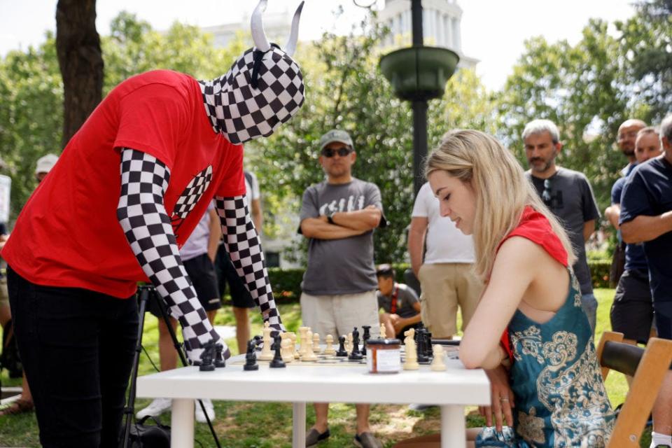 Rey Enigma plays chess against Anna Cramling