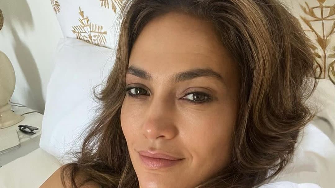 Jennifer Lopez Shows Off Lacy Green Lingerie In A Hot Bed Selfie 