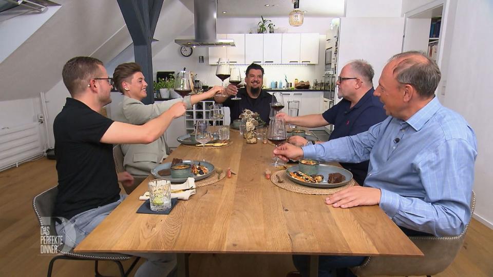 Der gelungene Hauptgang wird mit einem Glas Rotwein begossen, von links: Michel, Marie David, Torsten und Tim.
 (Bild: RTL)