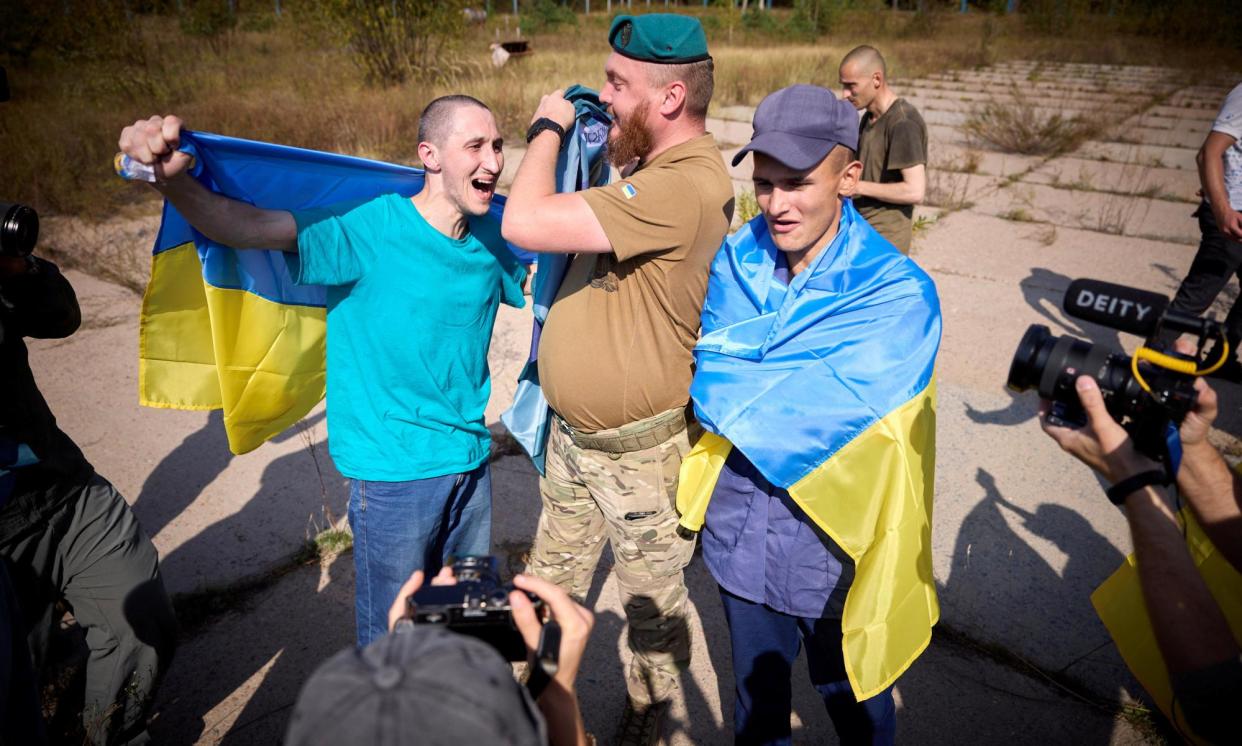 <span>Ukrainian prisoners of war celebrate after being released in deal with Russia.</span><span>Photograph: Ukrainian Presidential Press Service/Reuters</span>