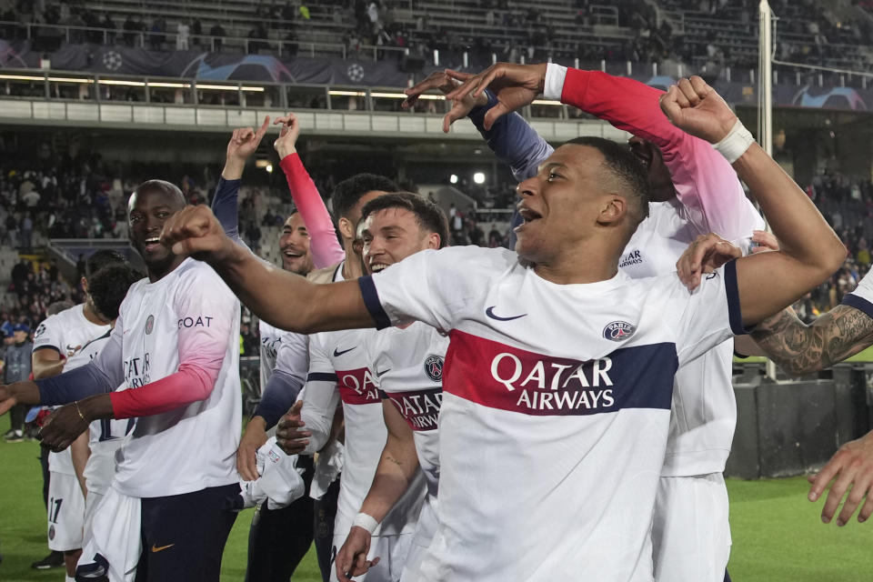 Kylian Mbappe del Paris Saint-Germain celebra al final del encuentro de vuelta de los cuartos de final de la Liga de Campeones ante el Barcelona el martes 16 de abril del 2024. (AP Foto/Emilio Morenatti)