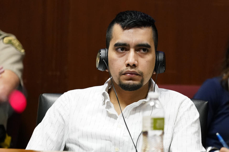 Fotografía de archivo del 27 de mayo de 2021 de Cristhian Bahena Rivera escuchando los alegatos finales de su abogado Chad Frese durante su juicio en el tribunal del condado Scott en Davenport, Iowa. (AP Foto/Charlie Neibergall, Pool, Archivo)