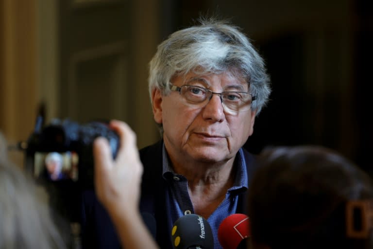 El diputado del partido izquierdista La Francia Insumisa Eric Coquerel responde a la prensa el 10 de junio de 2024 en la Asamblea Nacional, en París (Geoffroy van der Hasselt)